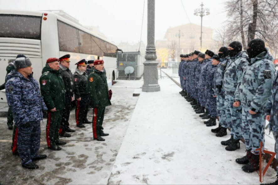 Генерал-полковник Алексей Воробьев поздравил росгвардейцев, которые заступают на службу в новогоднюю ночь