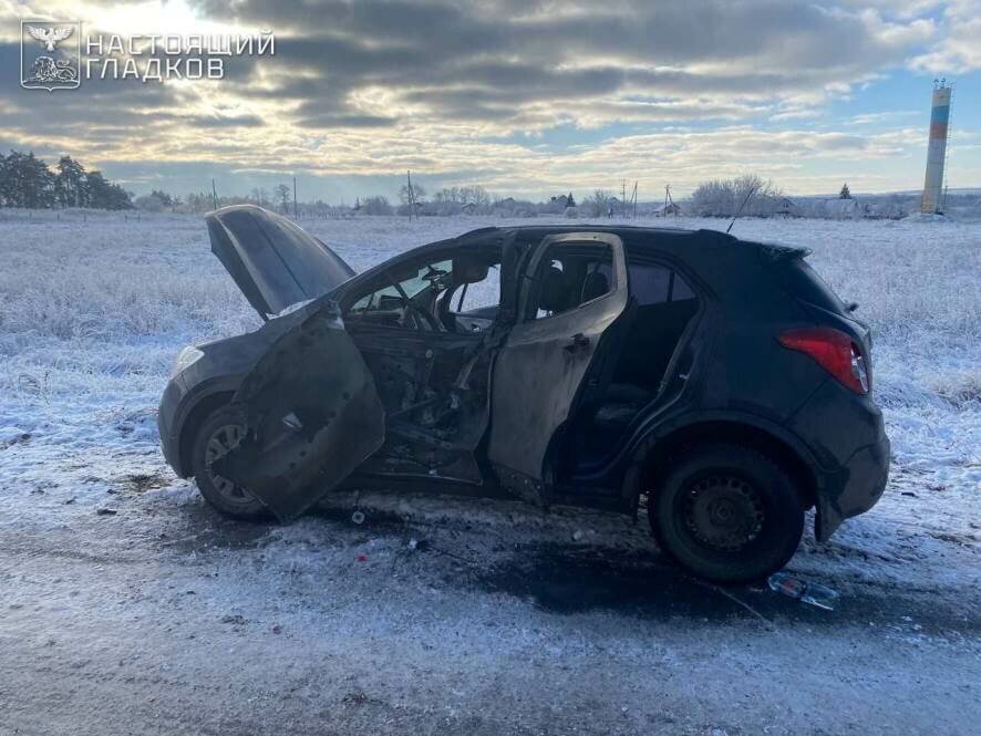 В Шебекино легковой автомобиль подвергся атаке со стороны ВСУ с помощью БПЛА, двое ранены