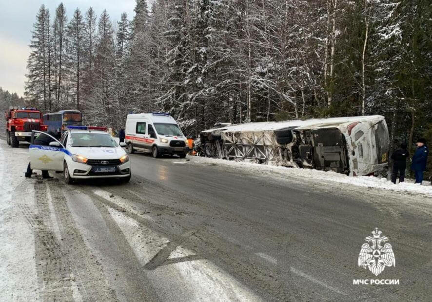 В Карелии перевернулся туристический автобус с 43 людьми на борту