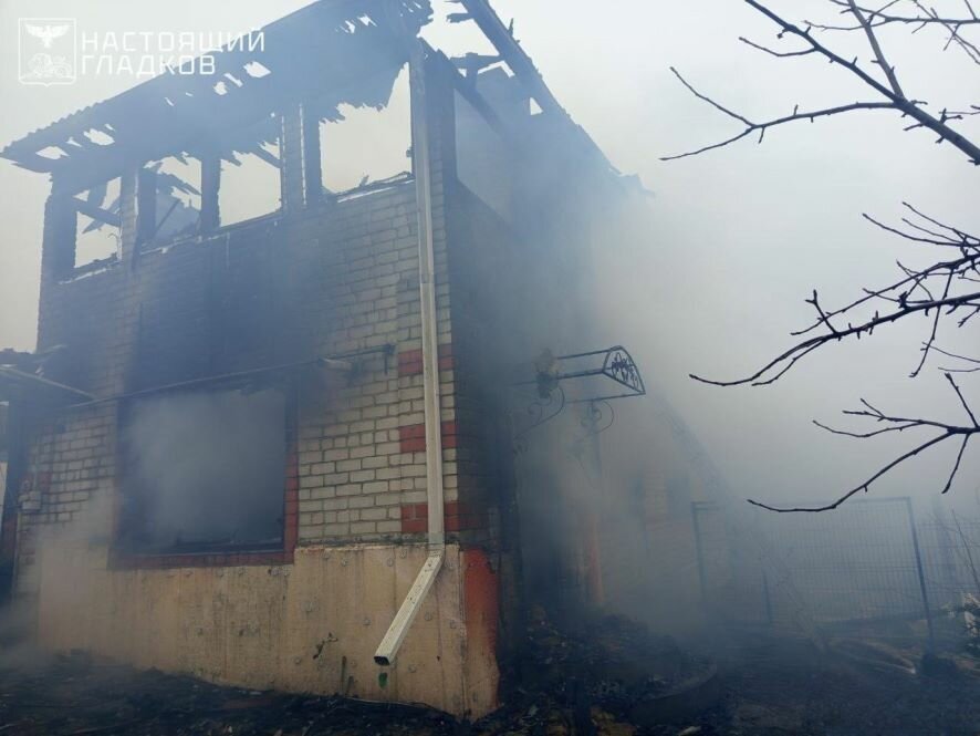 В селе Никольское в результате взрыва FPV-дрона произошел пожар в кровле жилого дома