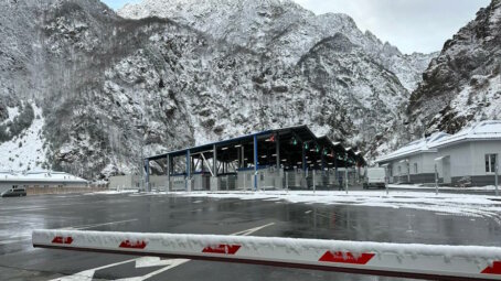 На трассе у КПП «Верхний Ларс», ведущего в Грузию, российские водители оказались в снежном плену