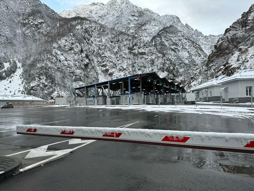 Движение грузовых автомобилей через МАПП Верхний Ларс ограничено