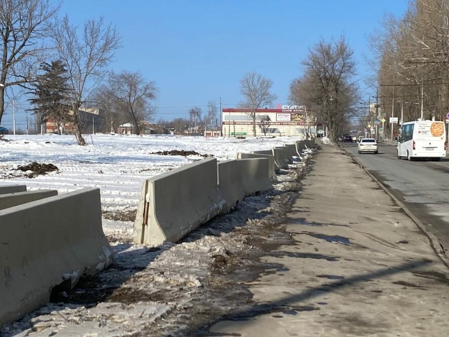 На Славянской площади в Саратове начали ограждать площадку для реконструкции