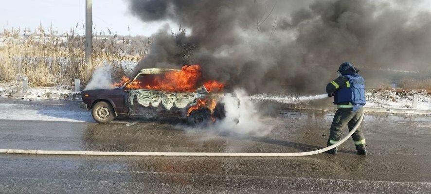 На Васильевской трассе в результате террористического акта со стороны киевской Украины пострадал гражданский автомобиль ВАЗ-2107