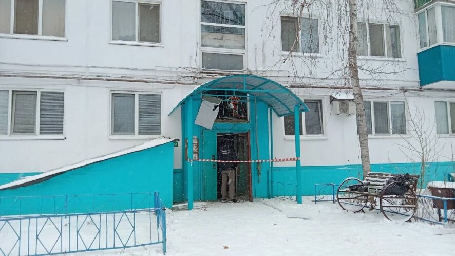 Очевидцы сообщают о взрыве возле пятиэтажки в Балакове Саратовской области. Пострадала женщина