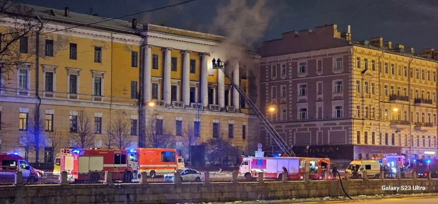 В Санкт-Петербурге горит здание знаменитой Обуховской больницы