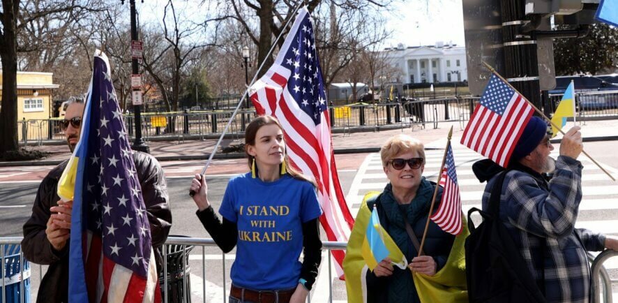 Украинских беженцев вышлют из США. Киевский режим они теперь будут защищать на родине