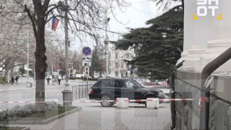 Сверток, прикрепленный под автомобилем, обнаружен у здания Законодательного собрания Севастополя