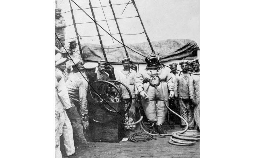 5 мая 1882 года по указу императора Александра III в Кронштадте была учреждена первая в мире школа водолазного дела