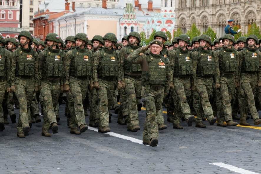 Участники специальной военной операции под знаменами боевых частей прошли по Красной площади