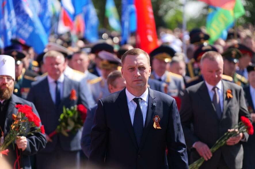 Роман Бусаргин вместе с жителями области почтили память павших в годы Великой Отечественной войны земляков