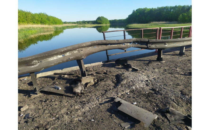 Ночью вражеский БПЛА атаковал автомобильный мост в Курской области