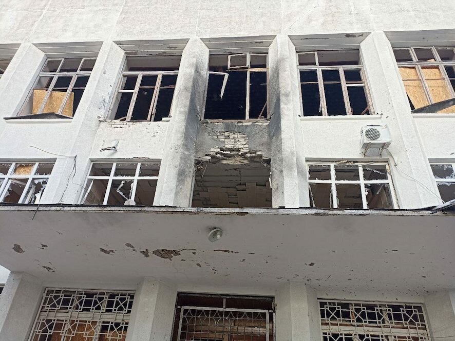 В городе Новая Каховка в результате атаки БПЛА повреждено здание администрации