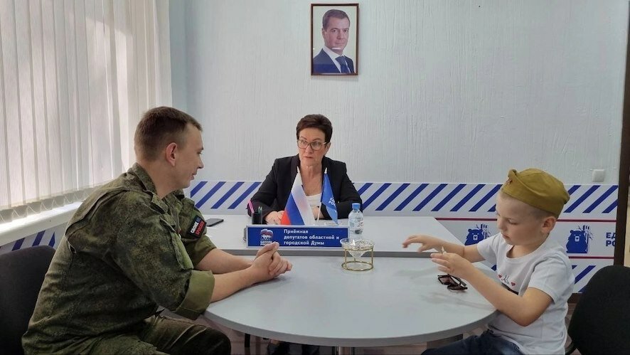 Ирина Колесникова поздравила участника СВО с медалью за отвагу