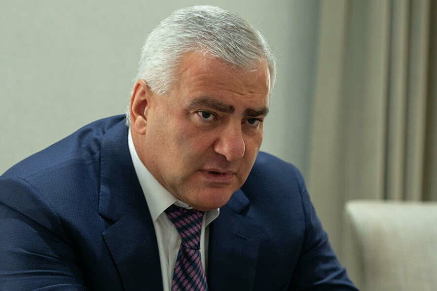 В Ереване полиция задержала главу ГК «Ташир» Самвела Карапетяна после его поддержки Армянской церкви
