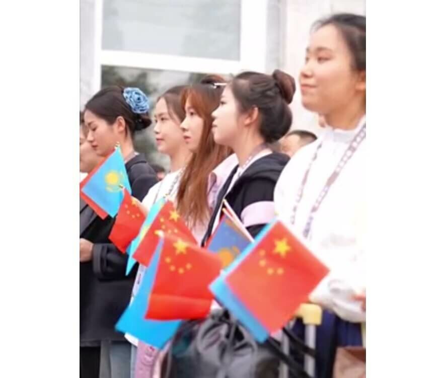 Первый поезд с туристами из Сианя прибыл в Алматы