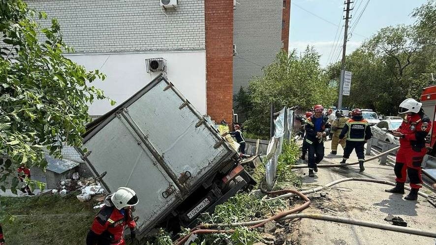 В Саратове грузовик протаранил дом