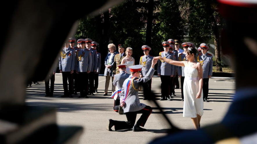 Роман Бусаргин поздравил педагогов, родителей и выпускников со знаменательным событием