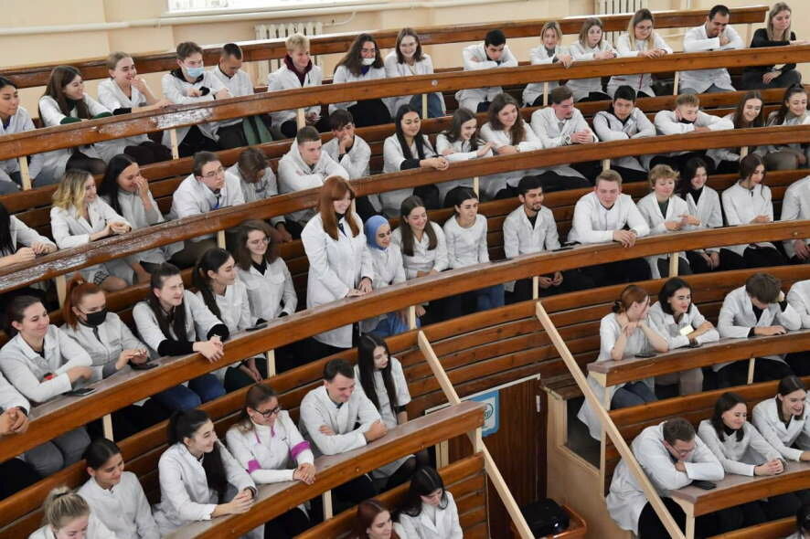 Во всех районах Саратовской области приняли комплексные решения по поддержке целевиков и молодых специалистов