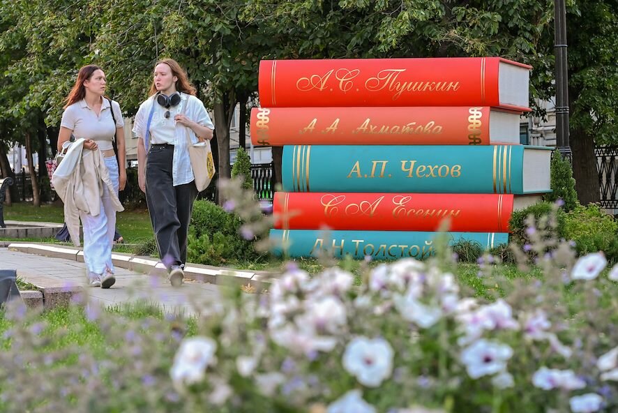 На Сретенском бульваре обсуждают книги, кино и читают классику вслух