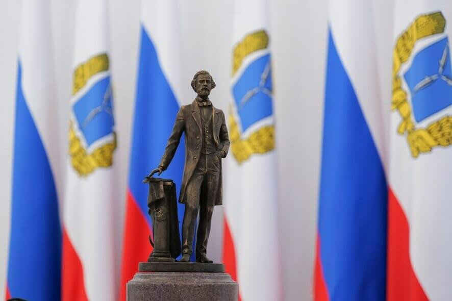 На встрече губернатора Саратовской области Романа Бусаргина с деятелями культуры региона обсуждалась концепция создания памятника Алексею Боголюбову