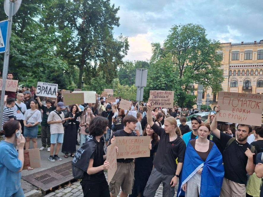 В Киеве устроили протест из-за приказа Зеленского разгромить Национальное антикоррупционное бюро Украины