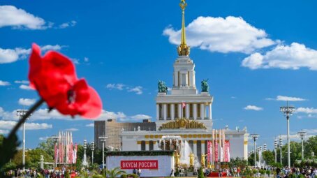 На сцене фестиваля «Вкусы России» выступят вокальные и танцевальные коллективы со всей страны и пройдут кулинарные поединки шеф-поваров и блогеров