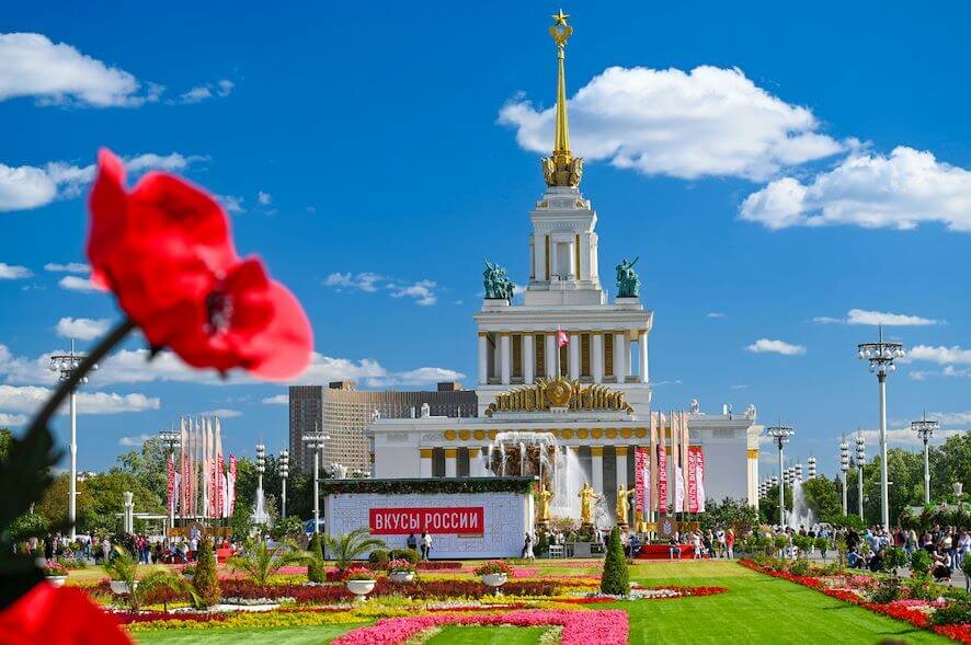 На сцене фестиваля «Вкусы России» выступят вокальные и танцевальные коллективы со всей страны и пройдут кулинарные поединки шеф-поваров и блогеров
