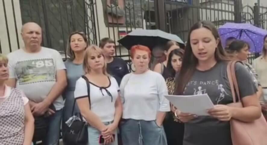 Саратовцы требуют проверить активистов, блокирующих строительство школы и благоустройство сквера