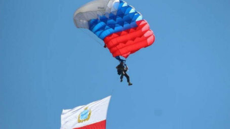 Роман Бусаргин поздравил десантников с праздником