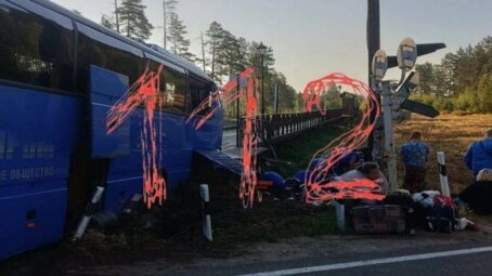 Грузовой поезд протаранил туристический автобус на ж/д переезде в Ленинградской области