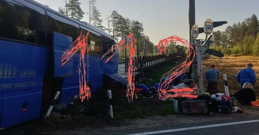 Грузовой поезд протаранил туристический автобус на ж/д переезде в Ленинградской области