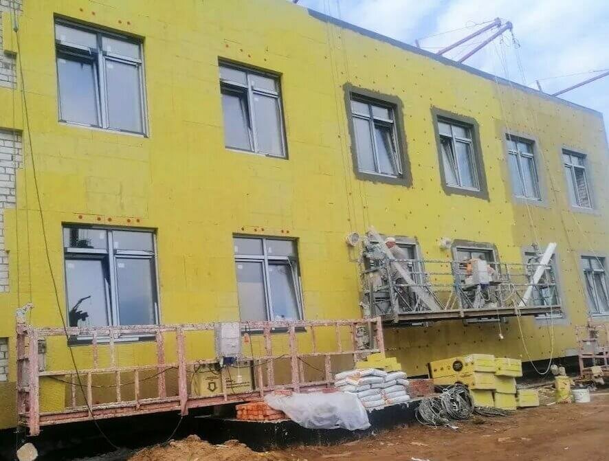 Строители начали работы по благоустройству прилежащей к новой поликлинике на Шуровой горе территории