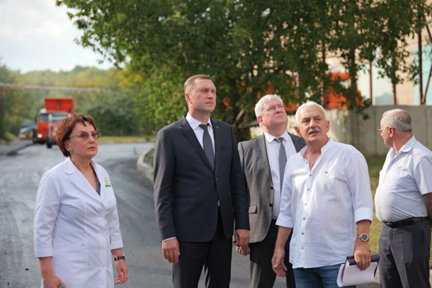 В больницах и поликлиниках Саратова и области продолжается реализация новой программы по благоустройству территорий