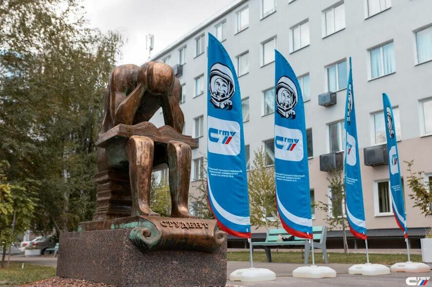 Около отремонтированного корпуса СГТУ установили памятник «Ночь перед экзаменом»