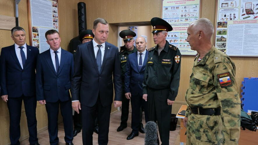 Роман Бусаргин посетил учебно-методический центр военно-патриотического воспитания молодежи «Авангард»