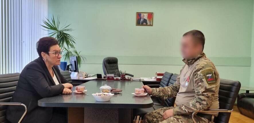 Депутат облдумы Ирина Колесникова оказала содействие бойцу из Энгельса, награжденному медалью Суворова