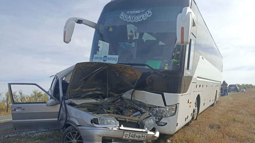 В Саратовской области произошло столкновение Ваз-2115 и пассажирского автобуса «Саратов-Белгород»