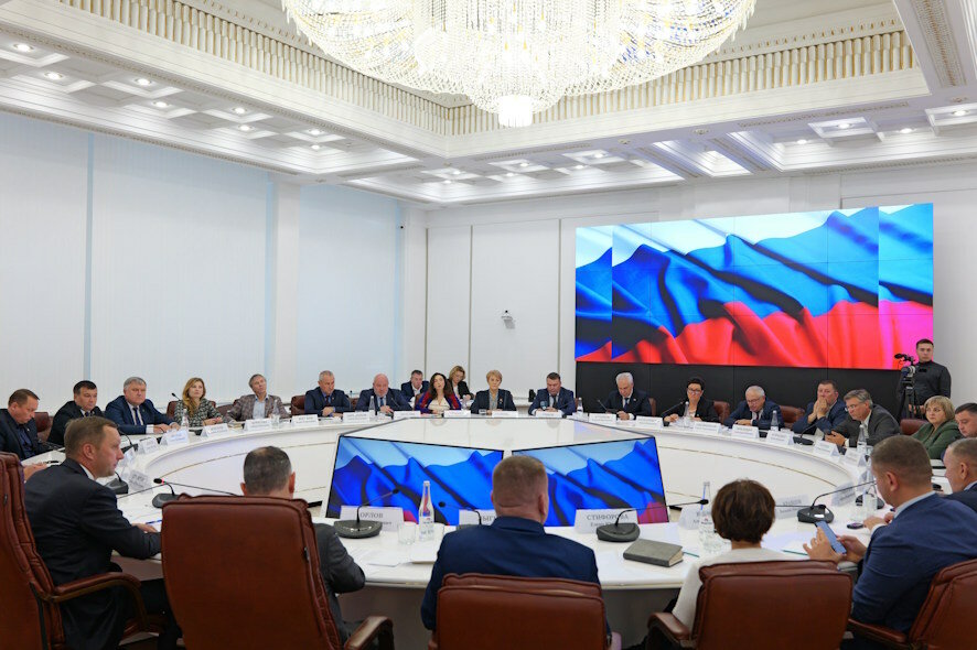 Губернатор Роман Бусаргин обсудил ряд вопросов с депутатами от партии «Единая Россия»