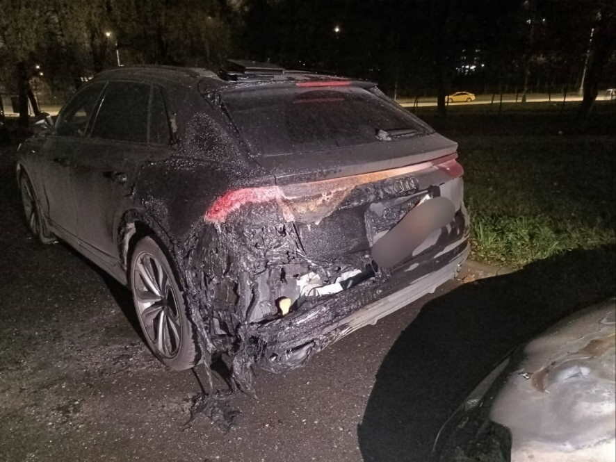 Ночью на юго-западе Москвы на стоянке сгорели четыре автомобиля