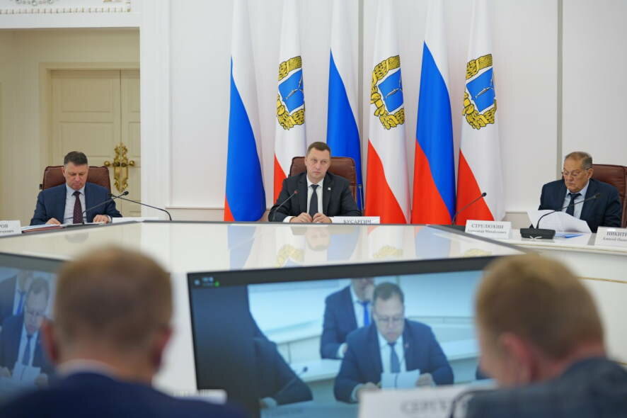 Роман Бусаргин провел совещание с зампредами и министрами Правительства области, а также главами районов