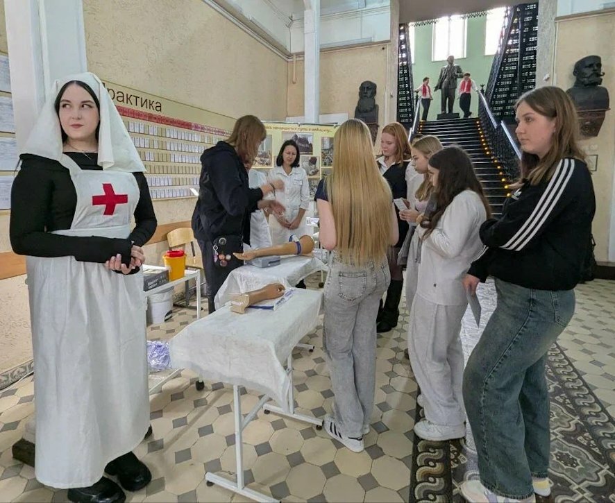 Свыше 400 школьников Саратовской области примерили на себя роль медиков на «Ночи в колледже»