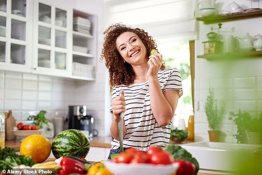 Меньше есть, чтобы больше думать: как 30% калорий могут купить вам лишние годы ясного ума