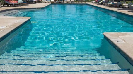 Купание в открытом бассейне зимой: врач объяснил правила безопасности