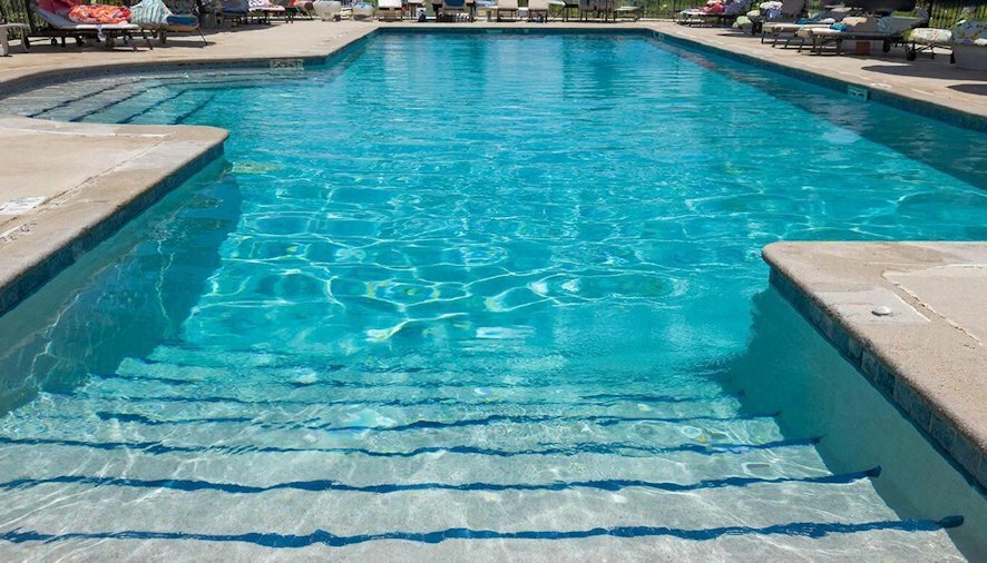 Купание в открытом бассейне зимой: врач объяснил правила безопасности