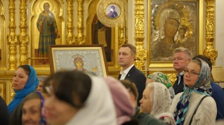 Губернатор Бусаргин посетил в Саратове праздничную службу в честь Казанской иконы Божией Матери