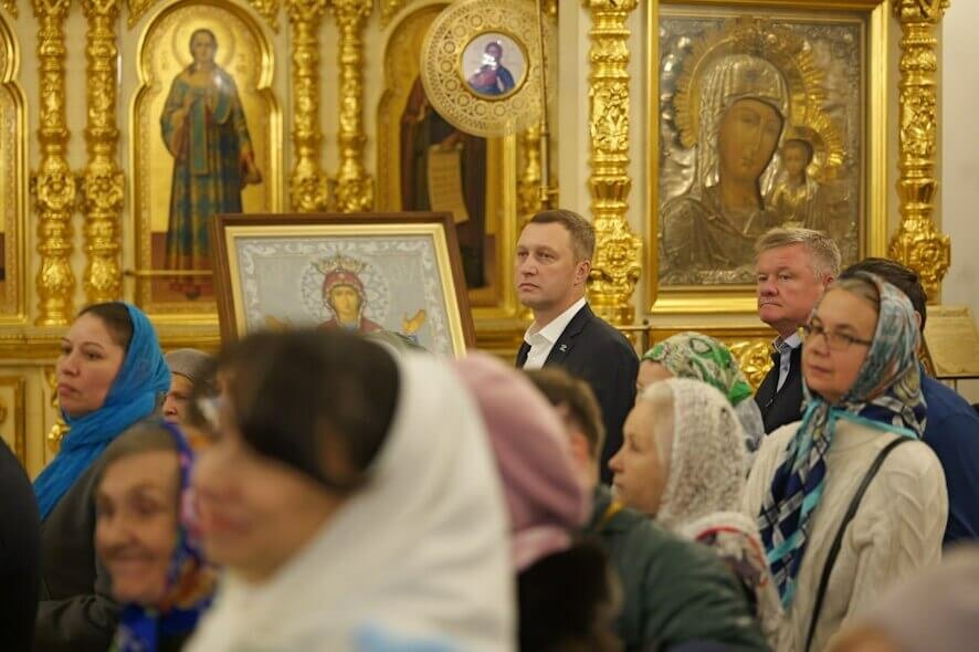 Губернатор Бусаргин посетил в Саратове праздничную службу в честь Казанской иконы Божией Матери