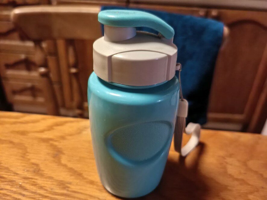 Невидимая опасность в бутылке: как многоразовая тара стала причиной обострения аллергии у школьника