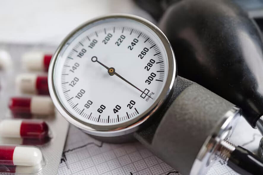 Не только соль и стресс: кардиолог о неочевидных причинах гипертонии