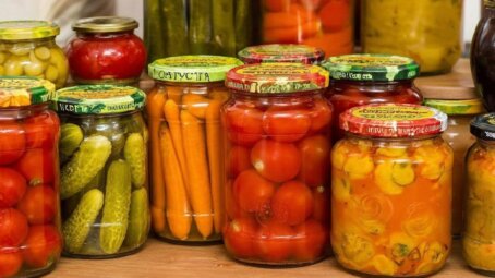 Врач-инфекционист предупредил об опасности ботулизма после массового отравления в Москве